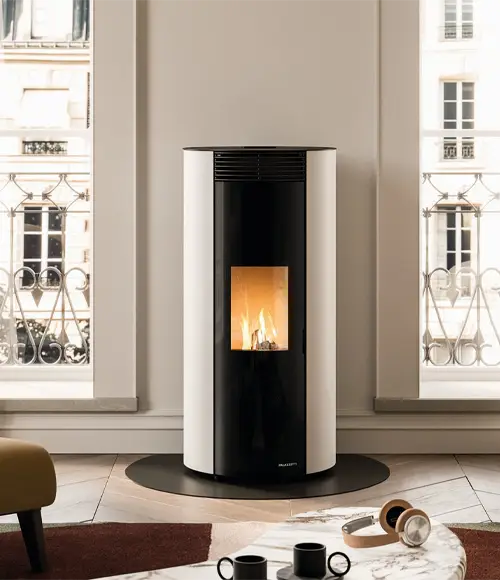 Estufa de pellets moderna calentando un salón en invierno